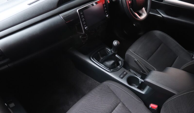 2025 Toyota Hilux 2.4 GD-6 RB Raider E/Cab (M) full